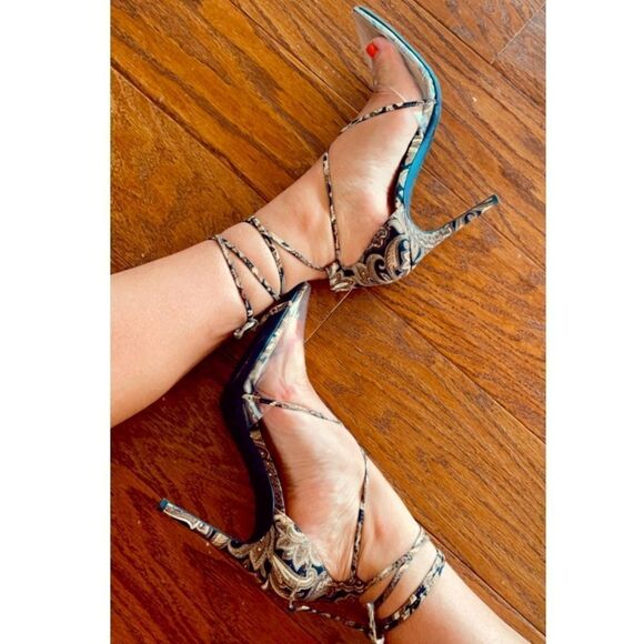 Gorgeous lace up heels - Picture 1 of 4